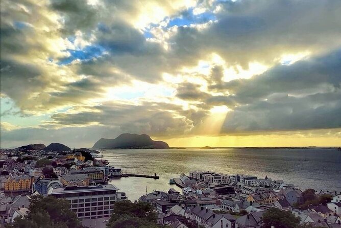 Ålesund-Aksla-Alnes-Giske-Sunnmøre museum 100 % Highlights 4.5 H - Giske Church offers a medieval pause