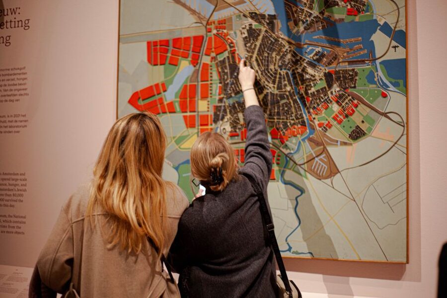Amsterdam: Amsterdam Museum Entry Ticket - What the Amsterdam Museum is trying to show you