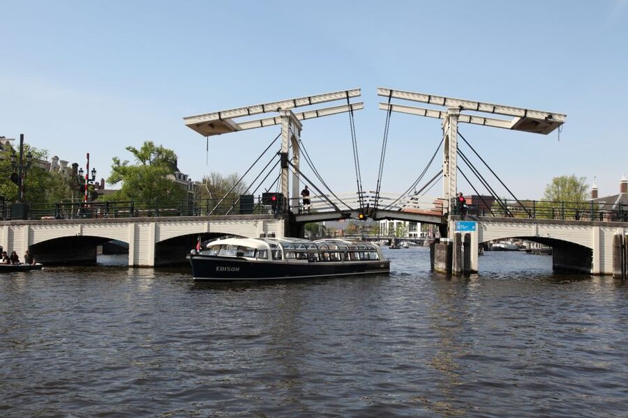 Amsterdam: City Canal Cruise & Straat Museum - Key points at a glance