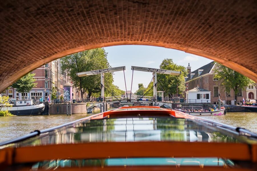 Amsterdam: Moco Museum Entry Ticket and Canal Cruise - One hour through the Canal Belt