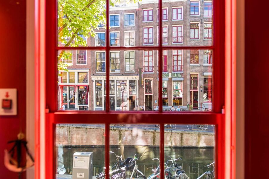 Amsterdam: Red Light Secrets Museum and 1-Hour Canal Cruise - Why this pairing works in Amsterdam