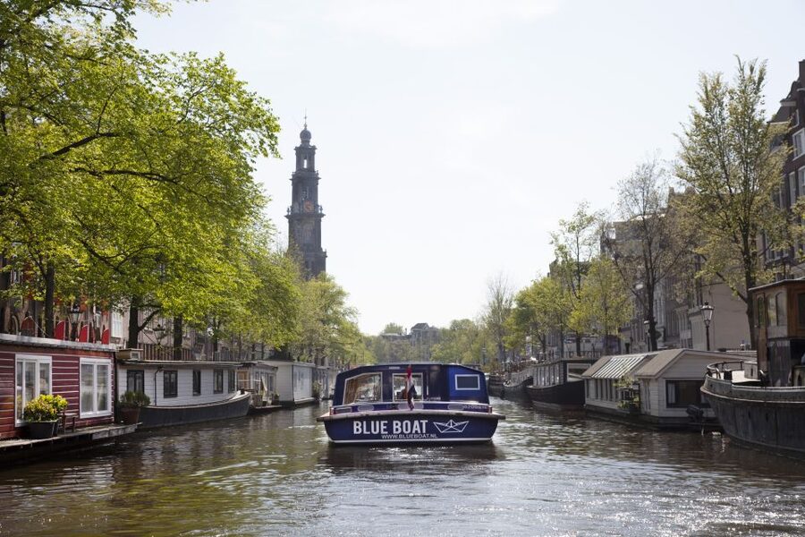 Amsterdam: Van Gogh Museum Ticket and City Canal Cruise - What the snack box adds