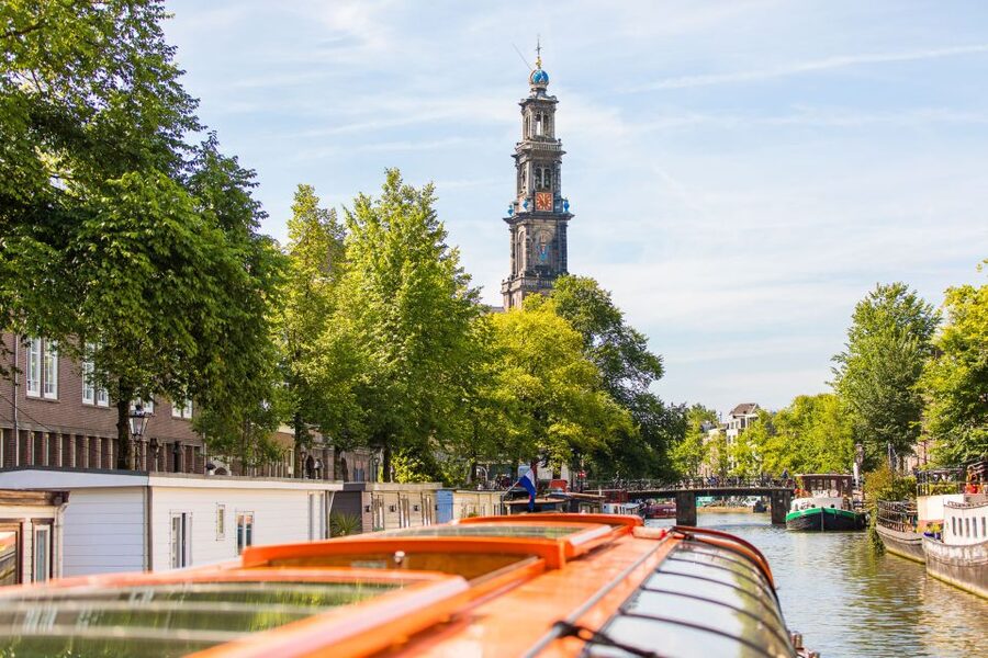 Amsterdam: Van Gogh Museum Ticket & Canal Cruise - Audio commentary and the captain’s role