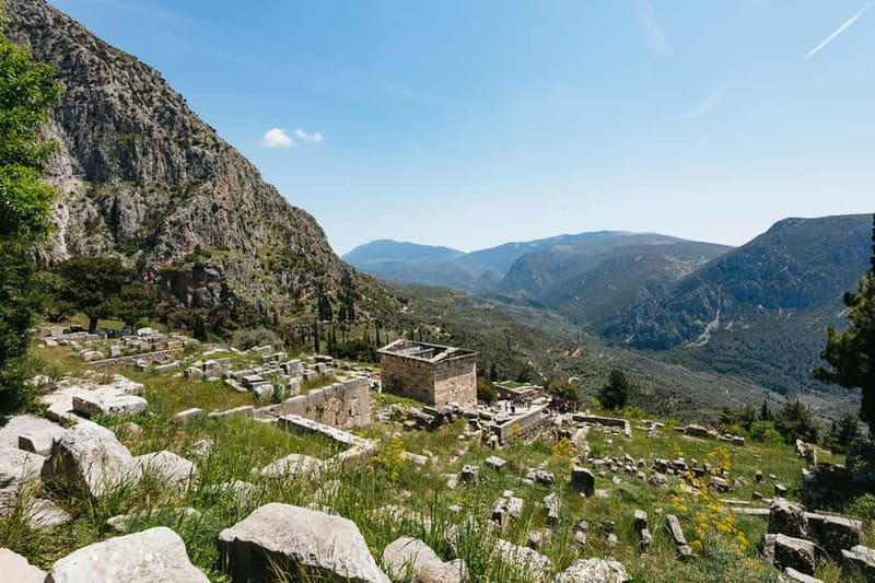 Athens: Mythology of Delphi, Museum and Arachova Guided Tour - Guides, language, and the feel of the day