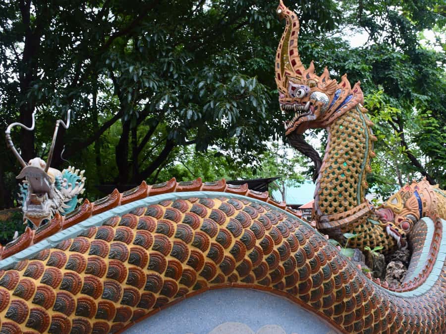 Bangkok: Floating Market, Dragon Temple, Na Satta Museum - Who should book this experience?