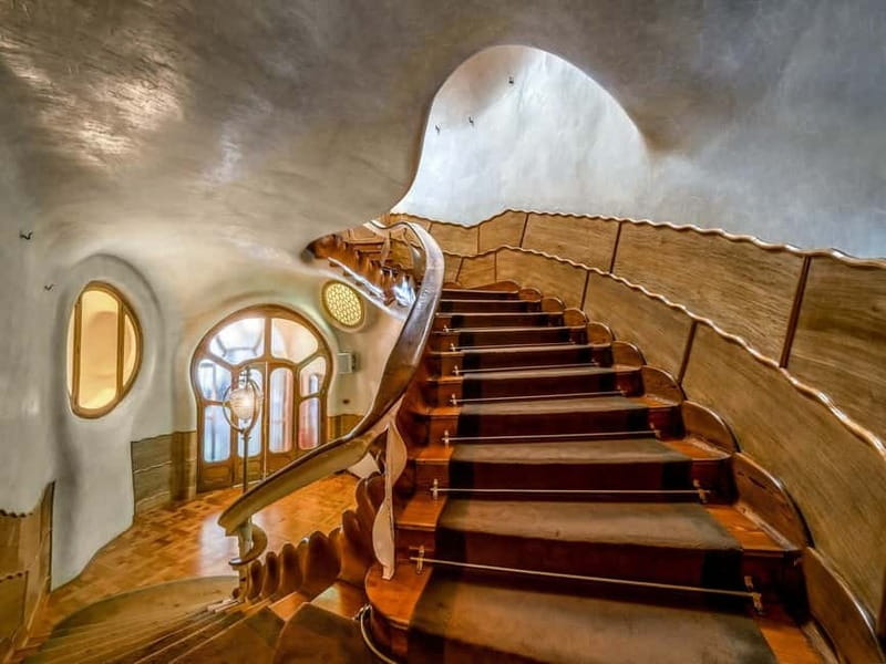 Barcelona: Casa Batlló Tour and Optional White Rabbit Museum - The dragon roof and Gaudí’s tiny details