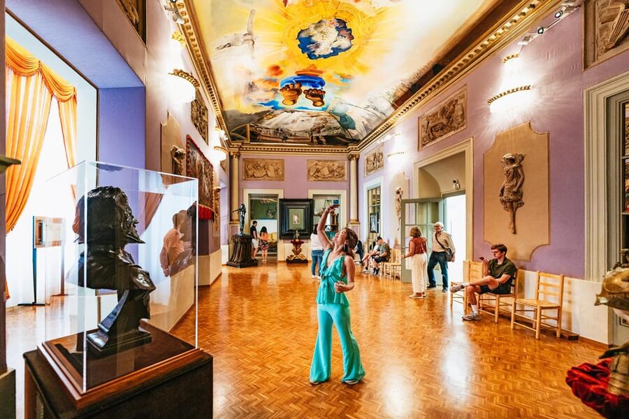 Barcelona: Dali Museum, House and Cadaques Guided Tour - The guide can make or break the day