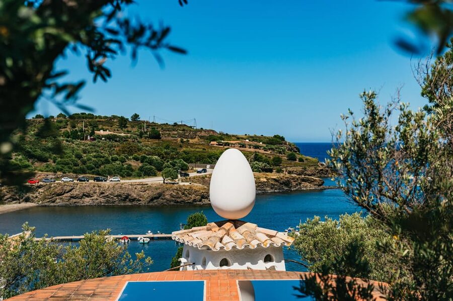 Barcelona: Dali Museum, House and Cadaques Guided Tour - The Barcelona meeting point and the long ride north