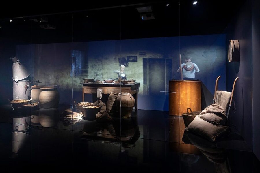 Barcelona: Nougat and Chocolate Museum Tour with Tasting - How the video displays shape the visit
