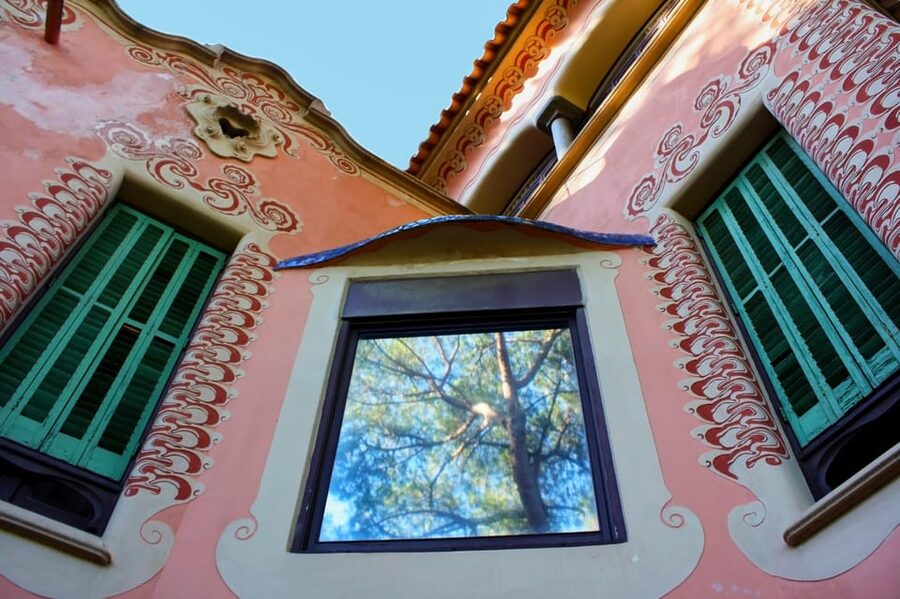 Barcelona: Park Güell and Gaudí House Museum Entry Ticket - The mosaic terrace and Barcelona views