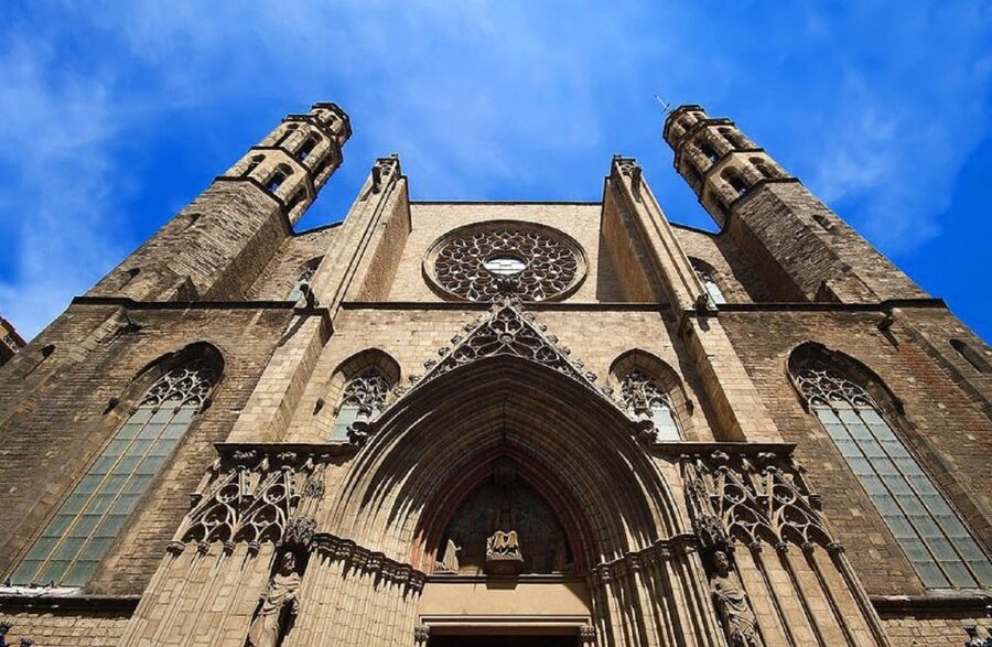 Barcelona: Picasso Museum Guided Tour - Meeting at Fossar de les Moreres and walking through El Born