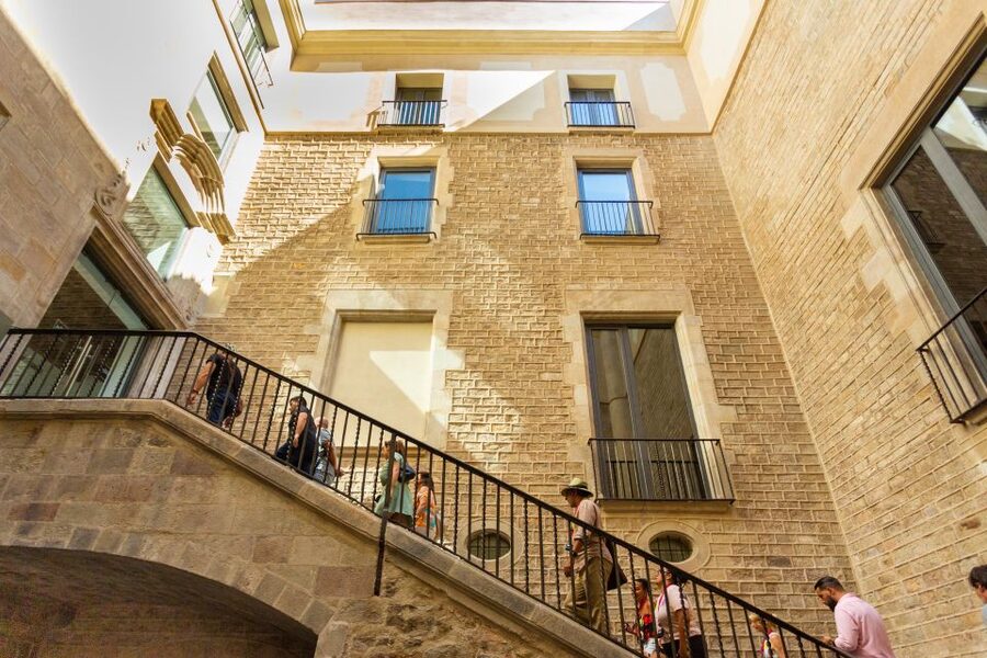 Barcelona: Picasso Museum Skip-the-Line Guided Tour - Headsets, group size, and the pace inside