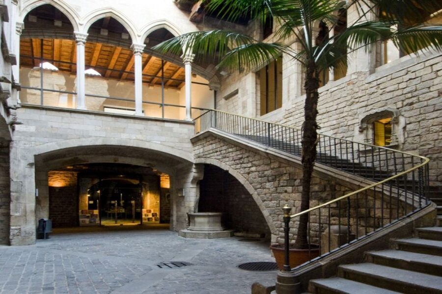 Barcelona: Picasso Museum Tour with Moco Museum Ticket - Meeting at Fossar de les Moreres