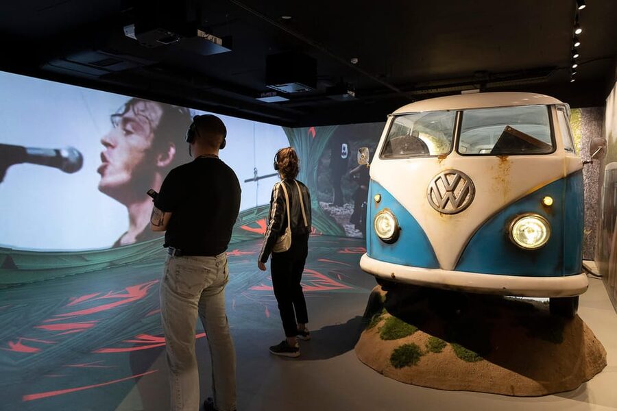 Barcelona: Rock Museum- Guitar Legends Hall - Starting with blues and the birth of rock