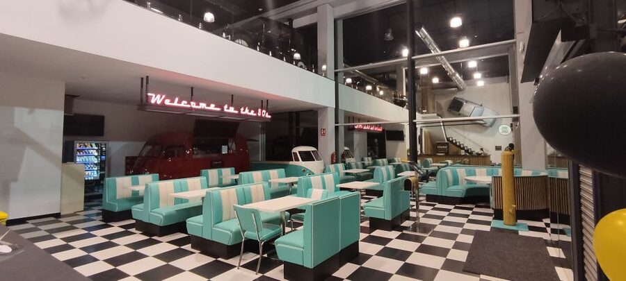 Benidorm: Motor Museum and Family Experience - A modern showroom filled with old machines