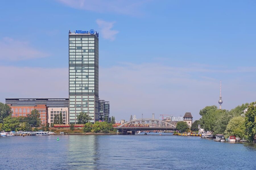 Berlin: East Side Gallery Spree Cruise in a Solar Catamaran - Comfort, food, and the onboard setup