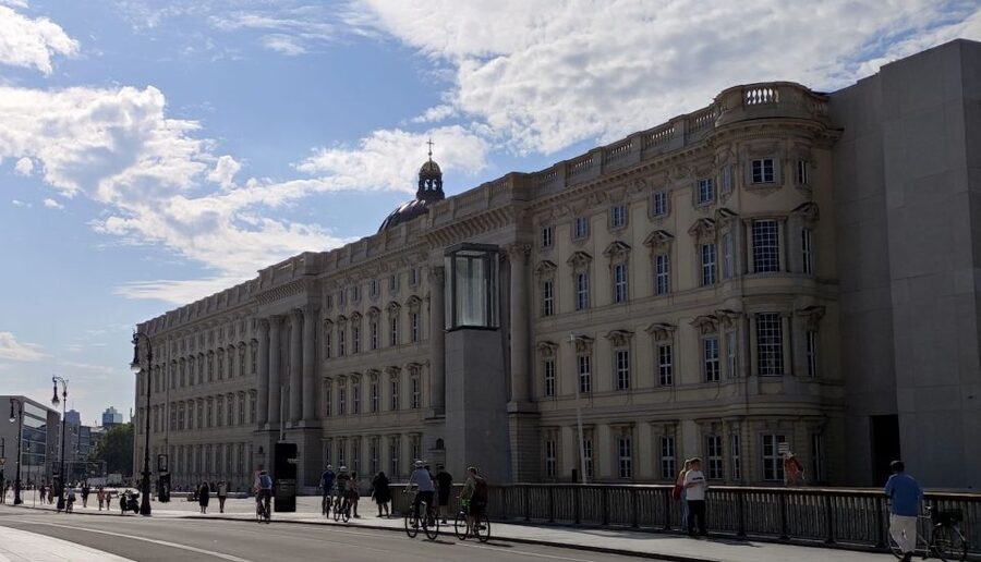 Berlin: Museum Island Guided Walking Tour - Nikolaiviertel and the walk across the Spree