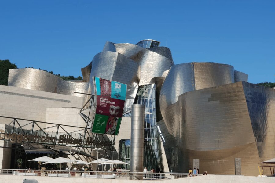 Bilbao: Guggenheim Museum Guided Visit - Moving through permanent and temporary exhibitions