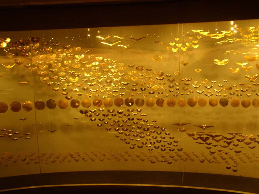 Bogotá: Private Candelaria Walking Tour and Gold Museum - Walking into La Candelaria