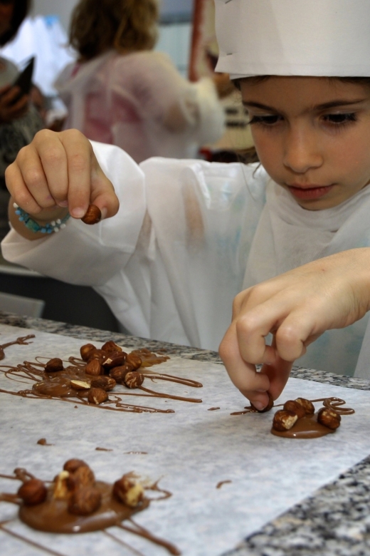 Bruges: Chocolate Making Workshop and Chocolate Museum Entry - Making lollipops and mendiants