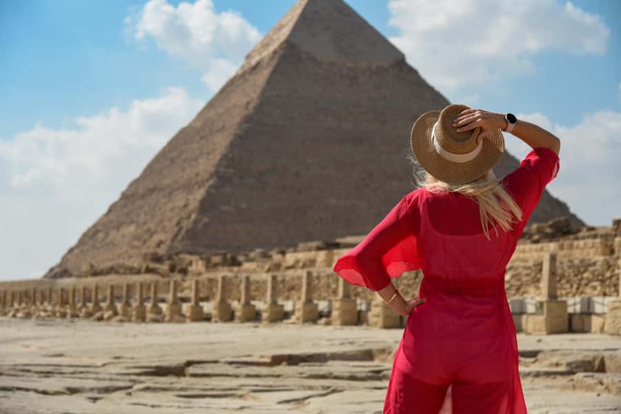 Cairo: All-Inclusive Giza Pyramids & Egyptian Museum Tour - Egyptian lunch with pyramid views
