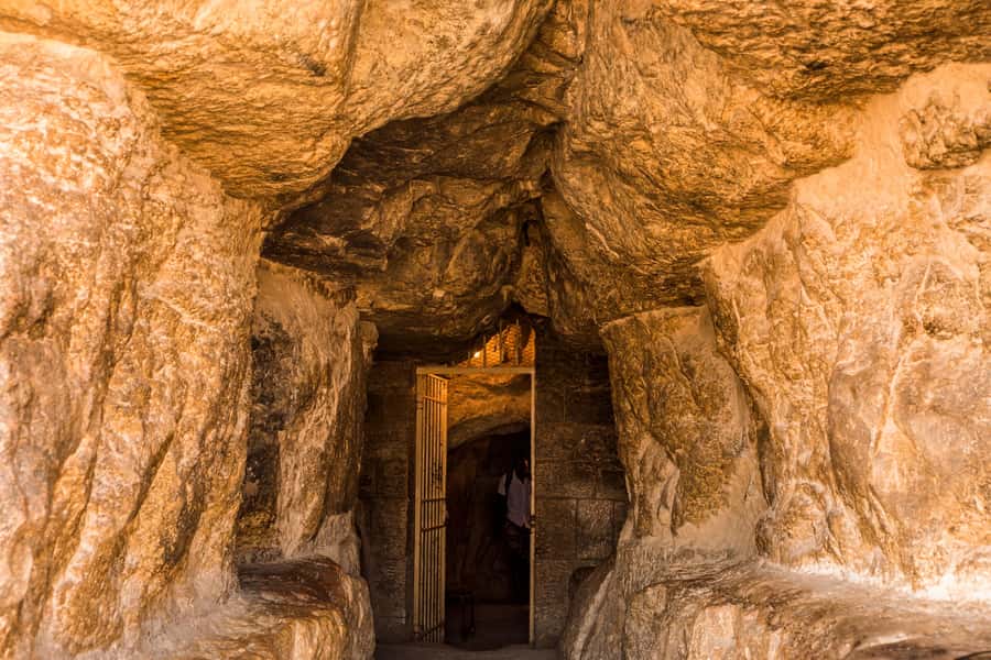 Cairo: Egyptian Museum, Pyramids & Bazaar Tour - Why this Cairo day tour works for first-time visitors