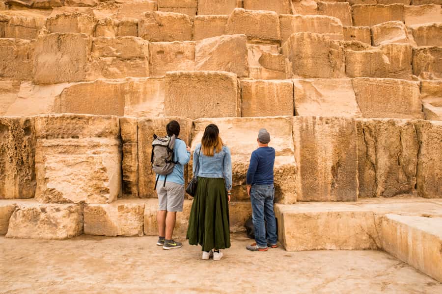 Cairo: Egyptian Museum, Pyramids & Bazaar Tour - Egyptian lunch: a welcome break from the monuments
