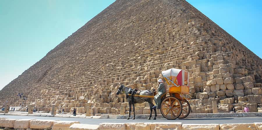 Cairo/Giza: Guided Pyramids, Sphinx and Egyptian Museum Tour - Seeing the Great Pyramid and its neighbors