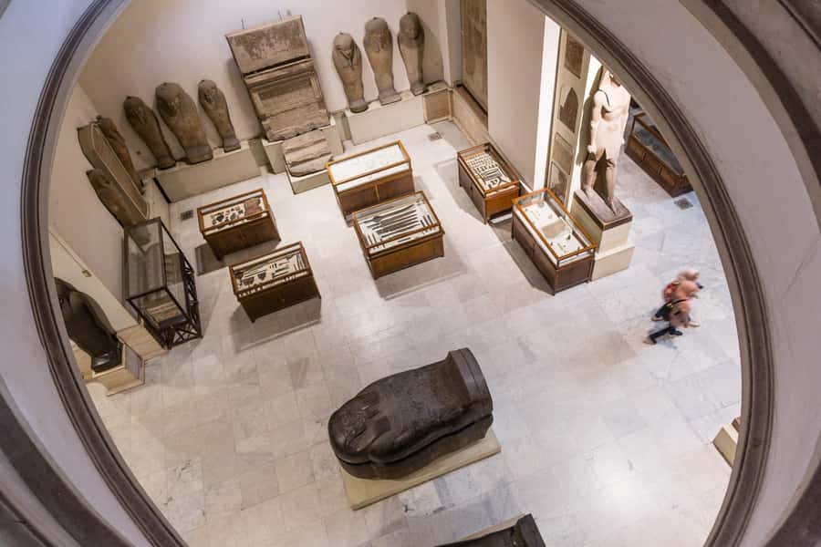 Cairo: Giza Pyramids, Museum & Tahrir Square Private Tour. - Guides, languages, and the private format