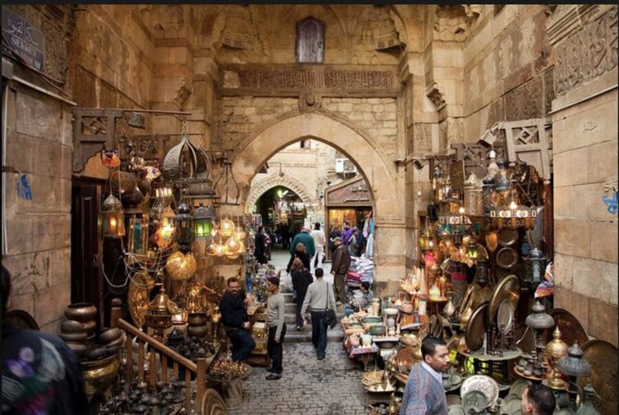 Cairo: Private Giza Pyramids, Egyptian Museum, & Bazaar Tour - Lunch with a pyramid view