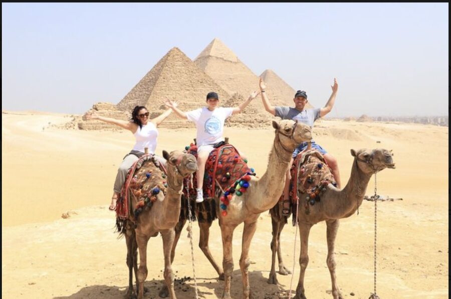 Cairo: Private Giza Pyramids, Egyptian Museum, & Bazaar Tour - The guide can make or break the day