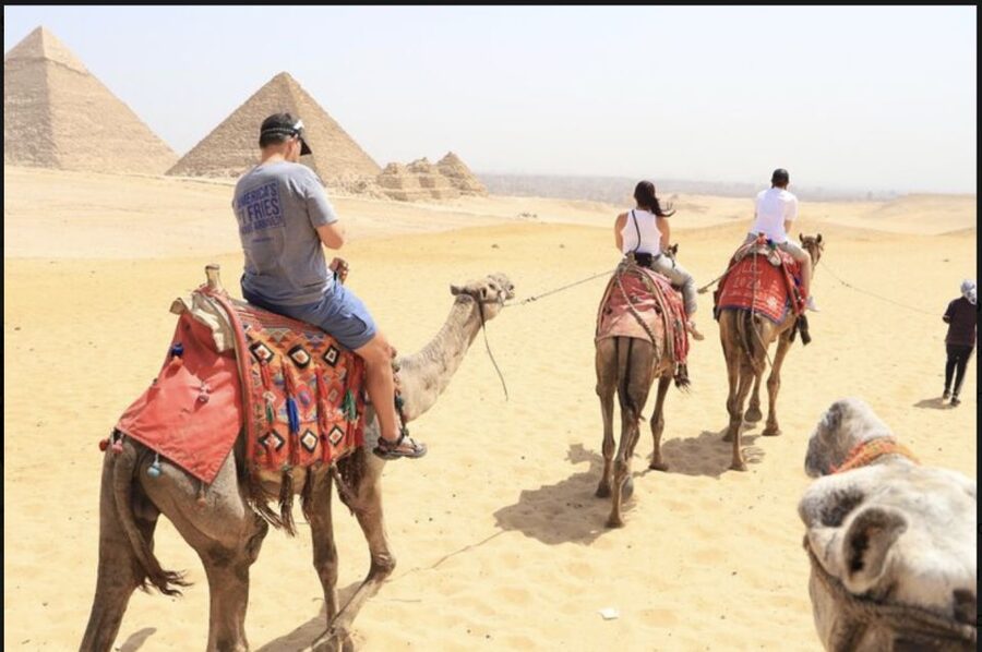 Cairo: Private Giza Pyramids, Egyptian Museum, & Bazaar Tour - Facing the Great Pyramid at Giza