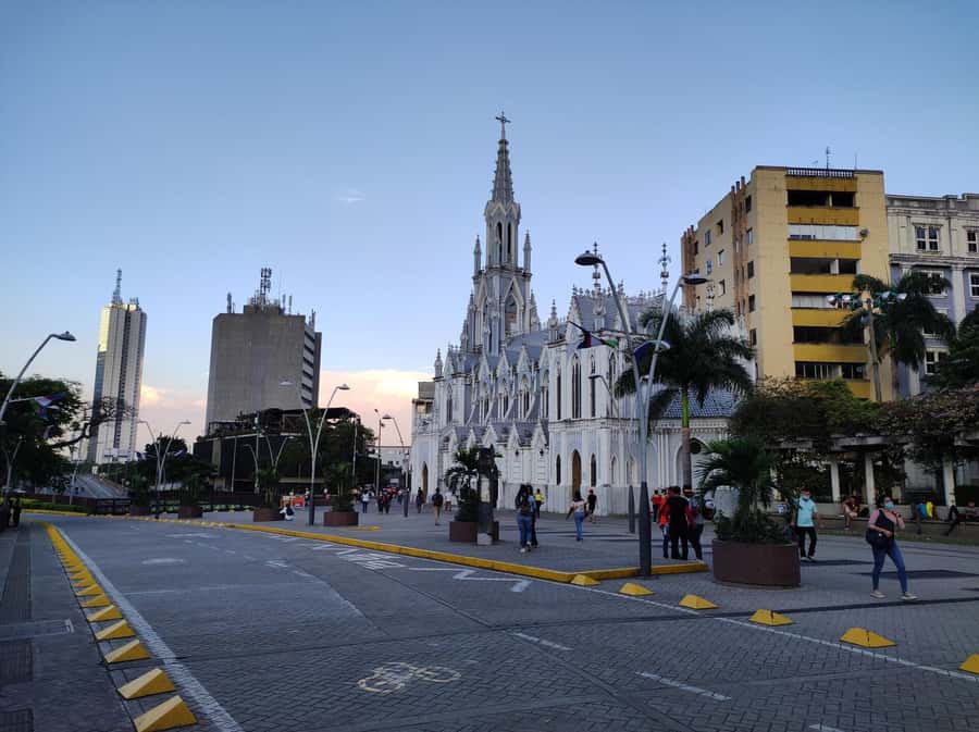 Cali: Cristo Rey, Tertulia Museum & Downtown Cali City Tour - Tertulia Museum and Cali’s modern art scene