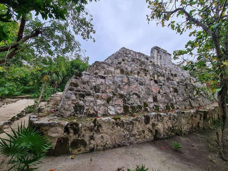 Cancun: Skip-the-Line Mayan Museum & San Miguelito Site - Three tall halls with views beyond the cases