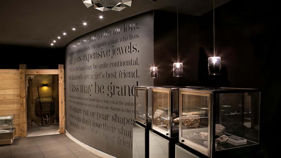 Cape Town: Private Guided Tour of Cape Town Diamond Museum - From rough stone to finished jewelry