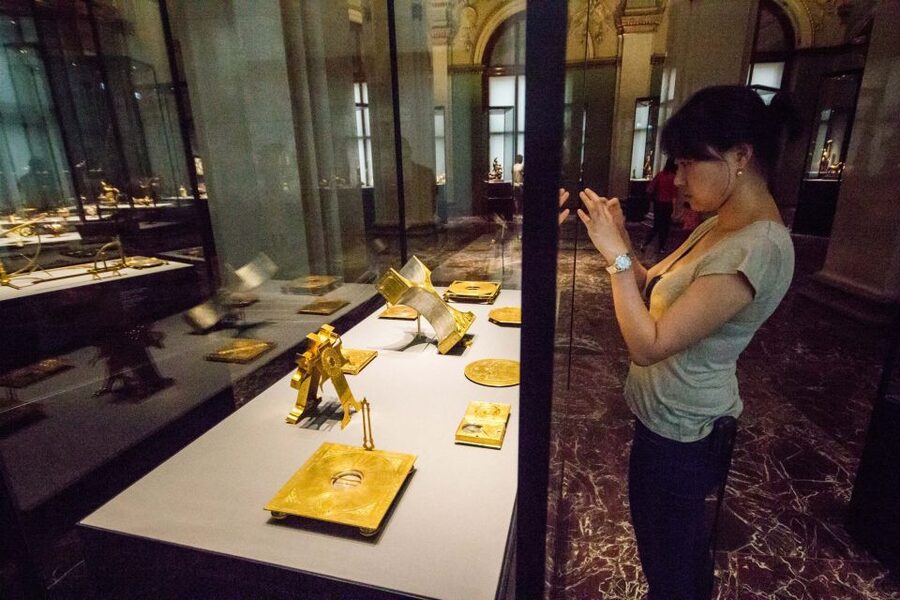 Combo Ticket: Kunsthistorisches Museum & Imperial Treasury - Walk to the Imperial Treasury at the Hofburg