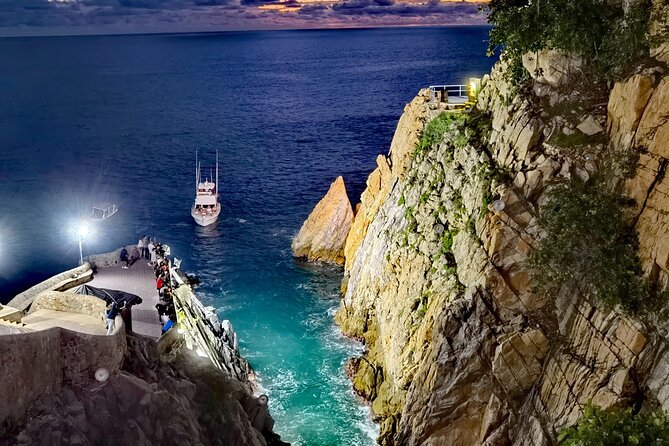 DeLuxe Cliff Divers+Sunset Exhibition byNight w/Different Options - Why Acapulco’s cliff divers are worth seeing
