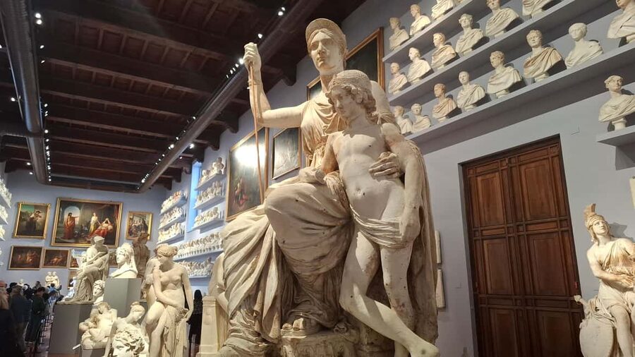 Florence: Accademia Gallery Reserved Entry & Audio Guide - Meeting the assistant at Via Ricasoli