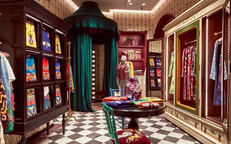 Florence: Fashion History Guided Walking Tour & Museum Visit - From Ferragamo to Gucci, with one detail to confirm
