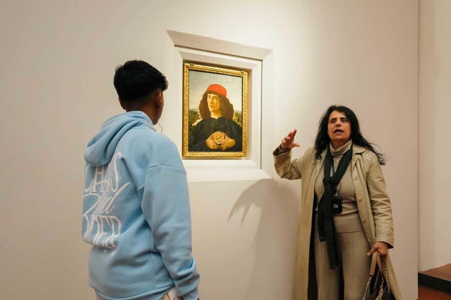 Florence: Fast Track Uffizi Gallery Guided Tour - Entering the Uffizi with a priority ticket