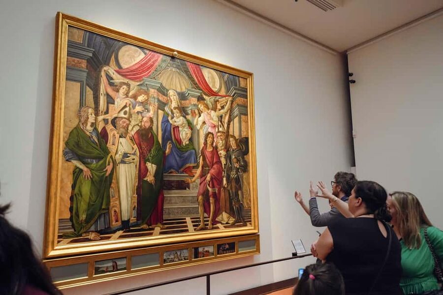 Florence: Fast Track Uffizi Gallery Guided Tour - What the small group changes