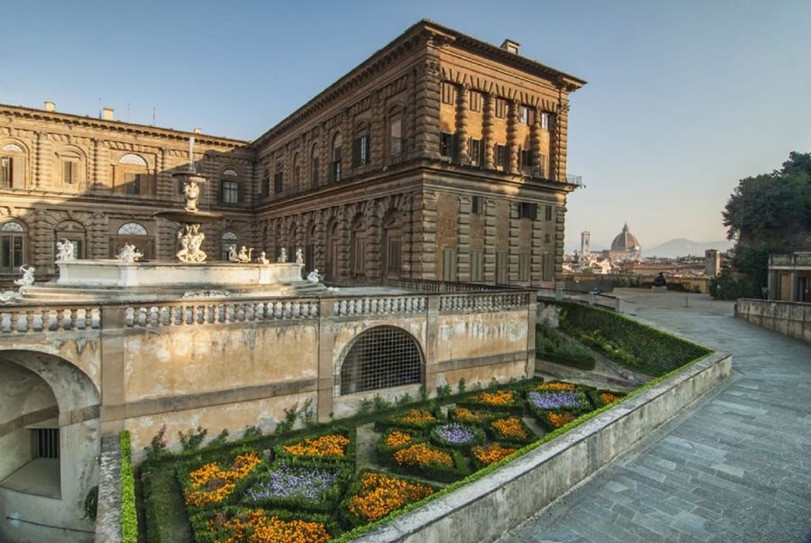 Florence: Palatina Gallery & Pitti Palace Guided Tour - Entering Pitti Palace on Piazza de’ Pitti