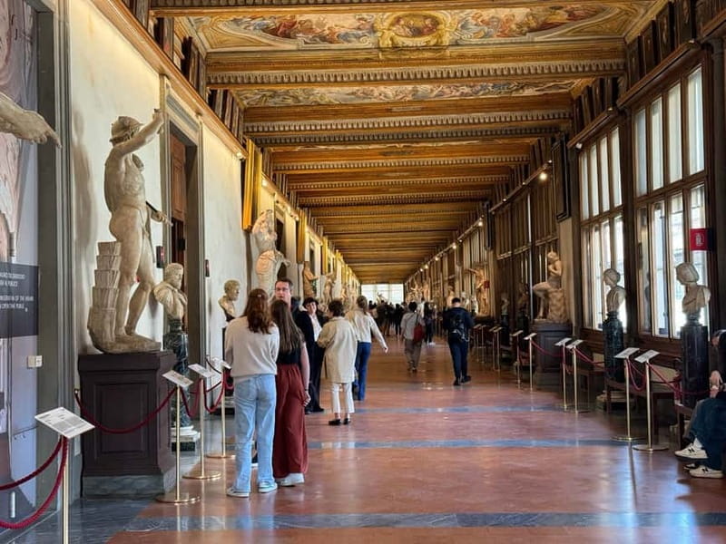 Florence: Uffizi Gallery Pre-Booked Entry & Agudio Guide APP - Finding the host at Leonardo’s statue