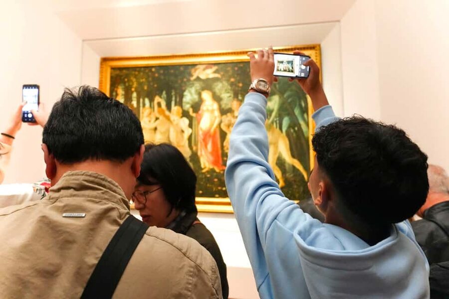 Florence: Uffizi Gallery Reserved-Entry VIP Tour - Guides, languages, and the human element