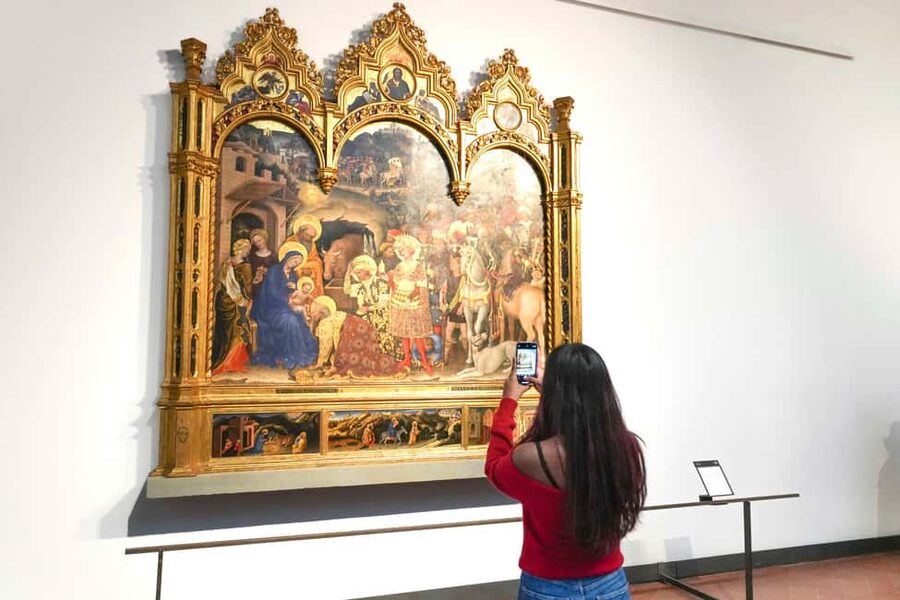 Florence: Uffizi Gallery Reserved-Entry VIP Tour - Meeting at Leonardo’s statue