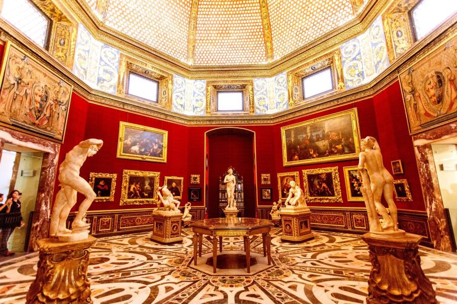 Florence: Uffizi Gallery Small Group Tour - The Uffizi building and the Vasari setting