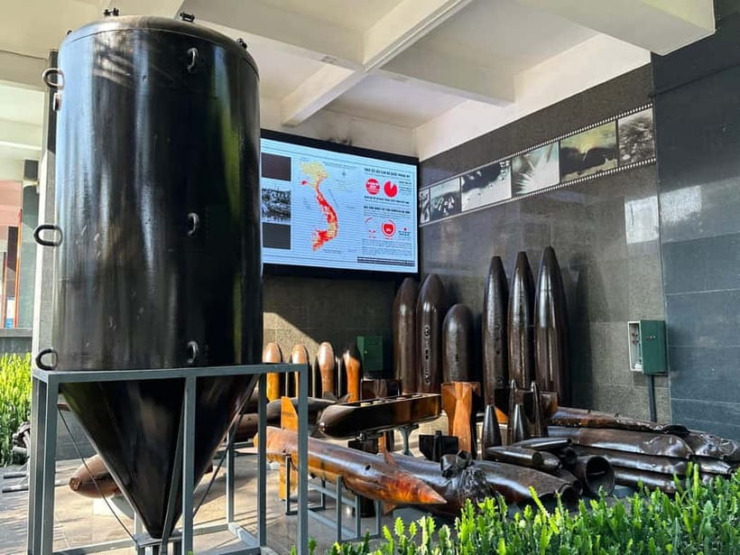 Free E-Sim War Remnants Museum & Independence Palace Tour - How the guide changes the experience