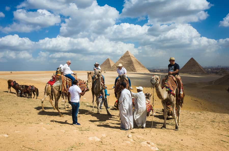 From Hurghada: Grand Egyptian Museum Pyramids Cairo Day Trip - Lunch in Giza before the museum