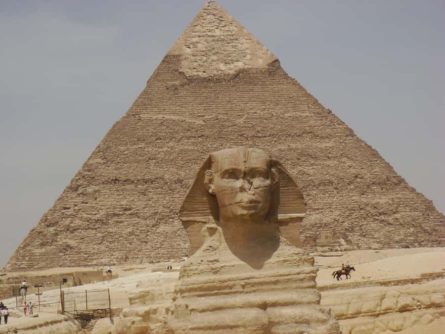 From Hurghada: Pyramids and Egyptian Museum Tour & Boat Ride - A very long road to Cairo