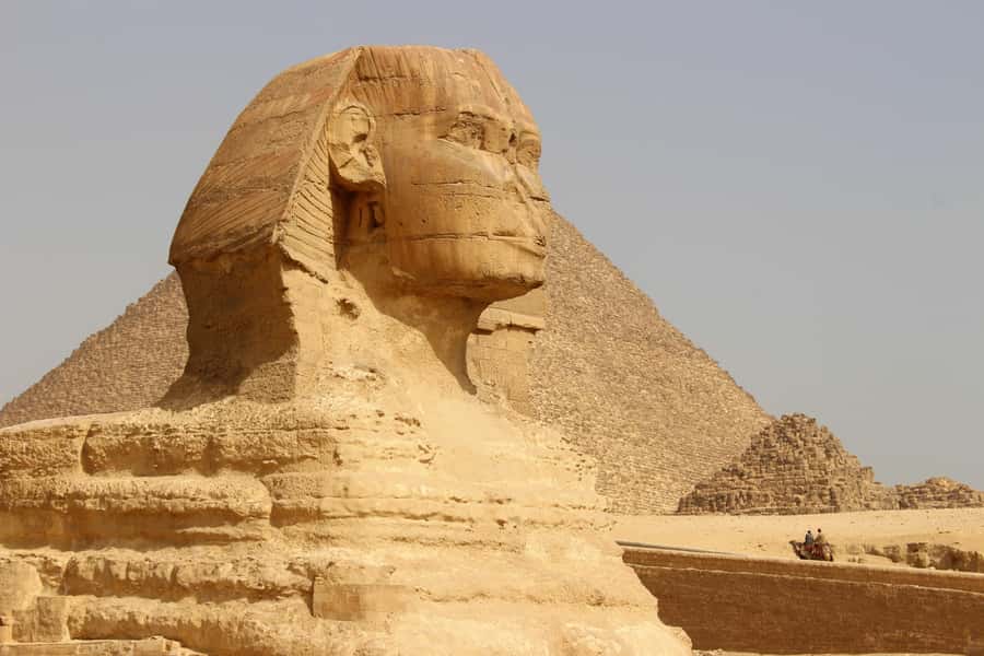 From Hurghada: Pyramids and Egyptian Museum Tour & Boat Ride - Lunch at a local restaurant